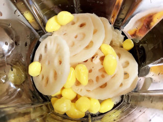 7、冬日暖心菜 白果莲藕银耳汤（健脾养颜）,再放入莲藕和白果。