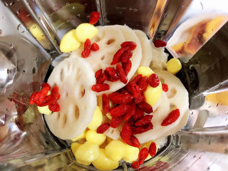 8、冬日暖心菜 白果莲藕银耳汤（健脾养颜）,再放入枸杞子。