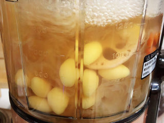 11、冬日暖心菜 白果莲藕银耳汤（健脾养颜）,将银耳和食材煮40分钟。