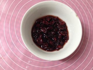 1、蔓越莓磅蛋糕,蔓越莓用朗姆酒浸泡30分钟（朗姆酒配方外