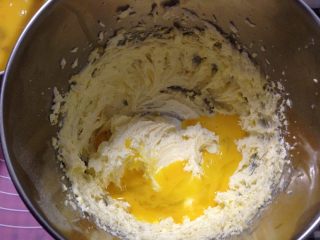 5、蔓越莓磅蛋糕,少量多次地将蛋液加入到黄油中