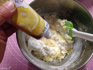 8、蔓越莓磅蛋糕,拌刀从底捞起拌匀面糊（一手转动面盆，一手从底部捞起面糊拌匀）拌匀后加入炼乳