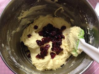 9、蔓越莓磅蛋糕,加入蔓越莓干，用同样的手法继续搅拌面糊