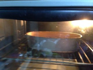 12、蔓越莓磅蛋糕,将模具送入预热好的烤箱中下层，180度约35分钟