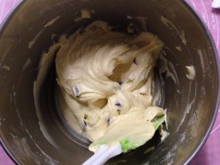 10、蔓越莓磅蛋糕,至面糊看起来有光泽为止