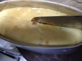 13、蔓越莓磅蛋糕,烤20分钟后表面微微上色结皮后取出，用小刀在蛋糕中间划一刀，划好后放回烤箱内继续烘烤 ，出炉后的蛋糕立即脱模晾凉，