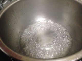 14、蔓越莓磅蛋糕,下来制作糖浆：将细砂糖和水一起倒入小锅中小火加热，至沸腾后关火，加入柠檬汁、朗姆酒，搅拌均匀即可