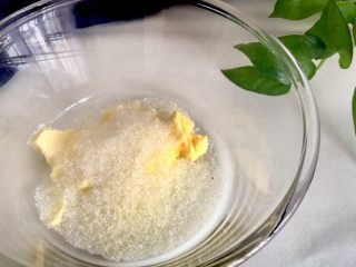 1、巧克力无比派,黄油软化，加入一半的砂糖搅拌均匀