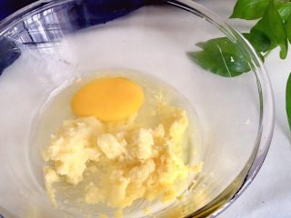 2、巧克力无比派,打入一个鸡蛋