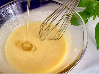 3、巧克力无比派,加入食用油，一边加一边搅拌，至混合均匀