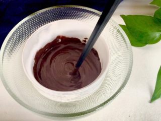 4、巧克力无比派,黑巧克力隔热水融化，搅拌至顺滑，冷却至温热