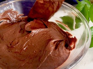 7、巧克力无比派,如上8⃣️9⃣️步骤，交替进行，将所有的粉类和液体全部拌入，至最终的面糊光滑细腻无干粉即可