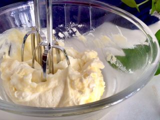 9、巧克力无比派,利用打蛋器搅打至顺滑