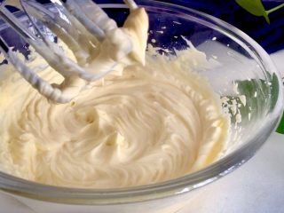 11、巧克力无比派,继续搅打至蓬松顺滑即可