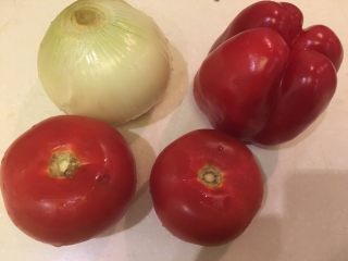 1、普罗旺斯风味番茄烩大虾,洋葱、红甜椒、番茄