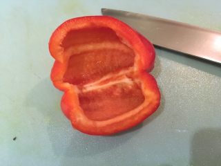 2、普罗旺斯风味番茄烩大虾,红甜椒洗净切去白膜