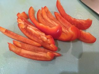 3、普罗旺斯风味番茄烩大虾,先切丝