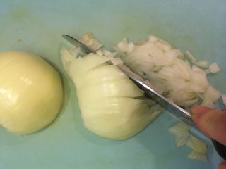 5、普罗旺斯风味番茄烩大虾,洋葱切丁