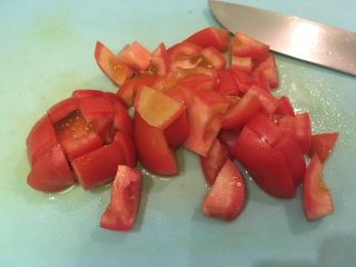 6、普罗旺斯风味番茄烩大虾,番茄切丁