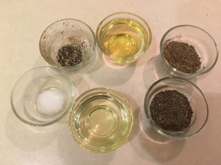 9、普罗旺斯风味番茄烩大虾,黑胡椒碎、白酒、百里香、盐、橄榄油、罗勒