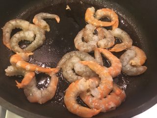 11、普罗旺斯风味番茄烩大虾,虾子下锅稍微炒一下，不用炒的太熟
