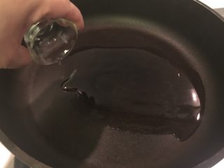 10、普罗旺斯风味番茄烩大虾,平底锅加橄榄油加热