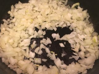 13、普罗旺斯风味番茄烩大虾,洋葱丁下锅拌炒到香味出来、变得有点透明