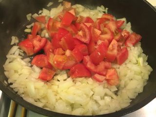 14、普罗旺斯风味番茄烩大虾,加入番茄丁