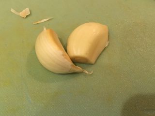 17、普罗旺斯风味番茄烩大虾,蒜头去皮