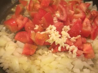 19、普罗旺斯风味番茄烩大虾,加进锅里