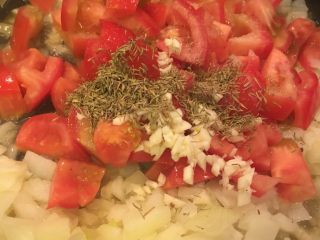 20、普罗旺斯风味番茄烩大虾,加入百里香