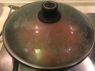 22、普罗旺斯风味番茄烩大虾,盖起来，中小火焖煮10分钟