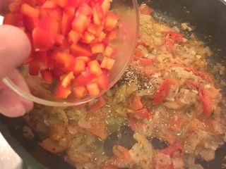 24、普罗旺斯风味番茄烩大虾,加红甜椒丁