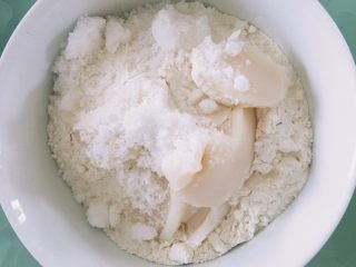 1、抹茶酥,油皮材料混合均匀揉至出膜，盖上保鲜膜醒面30min