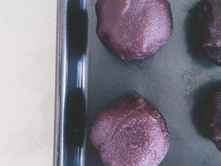 3、抹茶酥,取出冷藏的红豆沙分成16份，每份25g，将蛋黄包入其中滚圆，放入冷藏备用。冷藏是为了防止室温下豆沙变软，包馅时粘手不方便。