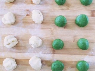 4、抹茶酥,油皮和酥皮各等分8份，滚圆。油皮按饼把油酥包入其中收口，收口向下放置