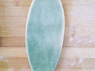 6、抹茶酥,把6的面团擀成长椭圆形