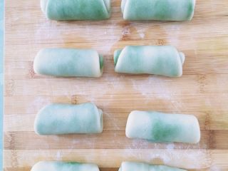 7、抹茶酥,翻面，从上至下卷起，盖上湿布松弛15min