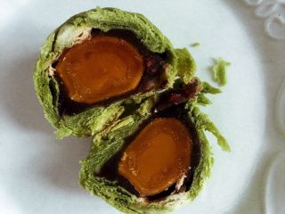 12、抹茶酥,切开的样子，蛋黄都流油了哦～