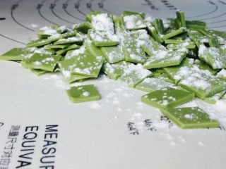 6、#绿色美食#手工果蔬螺旋儿童面,切好的小正方形，撒干粉，以防粘连！