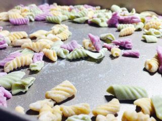 10、#绿色美食#手工果蔬螺旋儿童面,3天后，螺旋面已经都风干了，硬硬的！这时候可以准备一个干净的瓶子，密封储存！