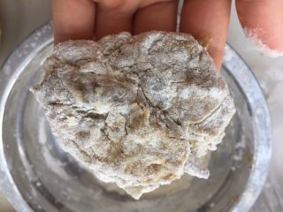 4、至珍全虾堡,将虾肉饼裹上一层面粉