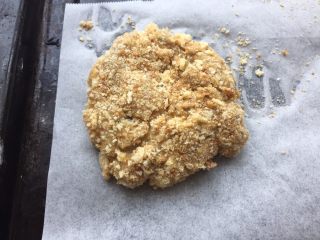 6、至珍全虾堡,最后裹上一层面包糠(玉米片也可以),整成小饼的形状