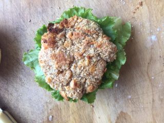 12、至珍全虾堡,放上烤好的虾排(喜欢吃番茄酱的可以在放完虾排以后再加一层)