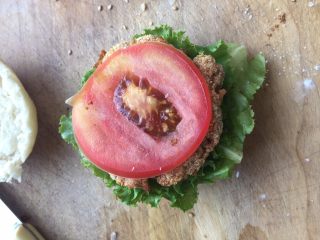 13、至珍全虾堡,再放上一片西红柿,盖上面包胚