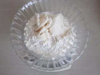 1、黑芝麻酥饼,酥皮制作:水60克,糖粉30克,猪油53克,中粉150克