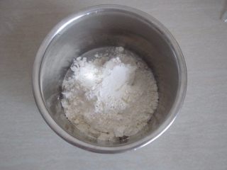 3、黑芝麻酥饼,油酥制作:低筋面粉120克 猪油60克。