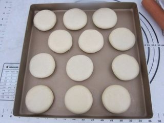 21、黑芝麻酥饼,依次包好放入烤盘中。