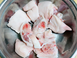 1、黄豆猪脚汤,准备好新鲜的猪蹄。