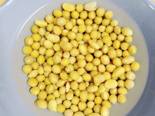 2、黄豆猪脚汤,提前浸泡黄豆。